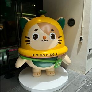 Meet your Posher, Leona